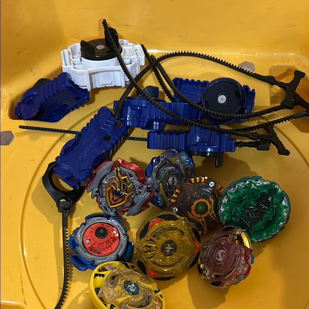 Beyblade Burst Battle Set - Yellow Arena with Multicolor Tops-Beyblade lot - Picture 3 of 5